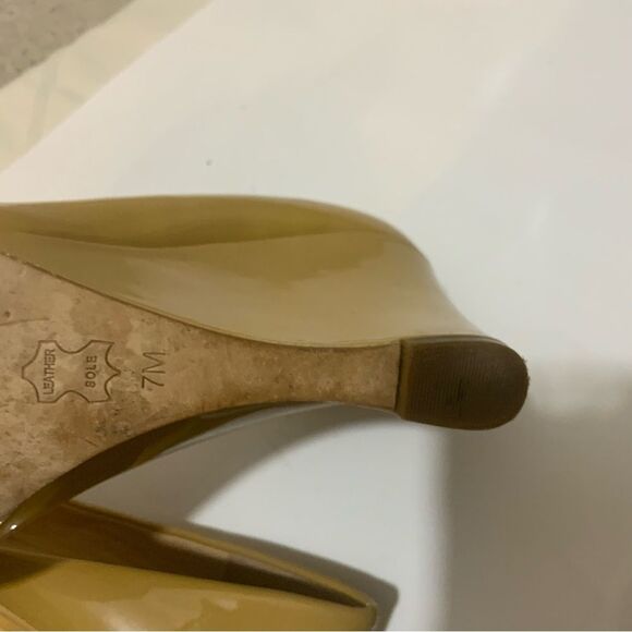 Tory Burch Trudy Open Toe Wedge Bow Patent Leather Nude 7 US Gold Logo - Picture 5 of 8